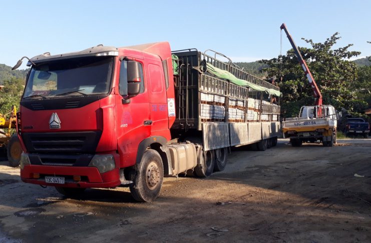 Vận chuyển gạch dẫn đường T350 và gạch vân giả đá T450 đi Huế