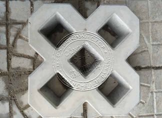 Gạch tự chèn 300x300mm số 8 (5 lỗ) UHPC-GVC